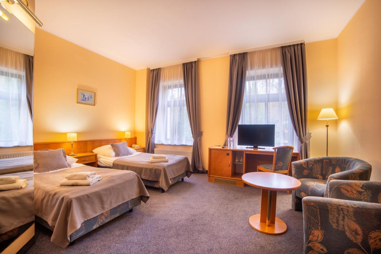Hotel Fenix Jelenia Góra Екстериор снимка